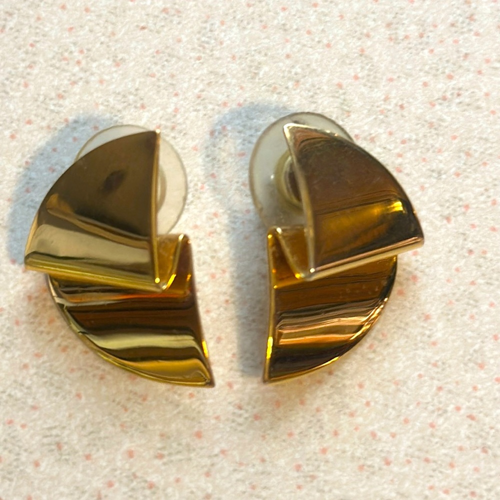 Vintage Monet pierced gold tone metal earrings (729)